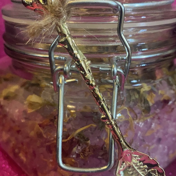Beautiful bath salts and flowers with silver and Quartz spoon. - Picture 9 of 9